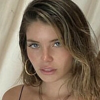 Flavia Laos Urbina Desnuda