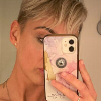 Hayley Carter Desnuda