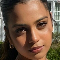 Julie Sharma Desnuda