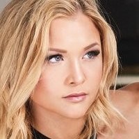Sophia Thiel Desnuda